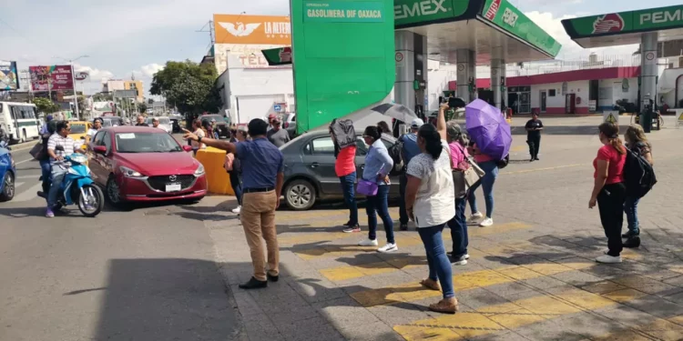 Desquician la ciudad por despido de un profesor