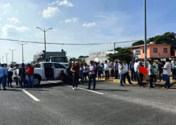 El bloqueo de la S-22 en Tehuantepec. En la ciudad mantuvieron presencia en el Hospital Regional del ISSSTE.