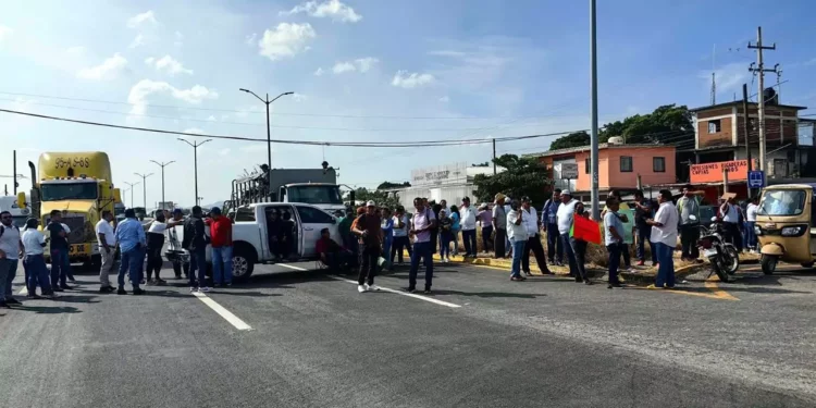 El bloqueo de la S-22 en Tehuantepec. En la ciudad mantuvieron presencia en el Hospital Regional del ISSSTE.