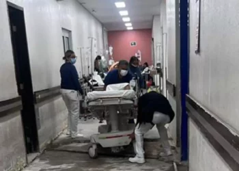 Foto: Yadira Sosa // Sin pisos, casi entre escombros y mangueras, así se brinda el servicio en el Hospital Civil.