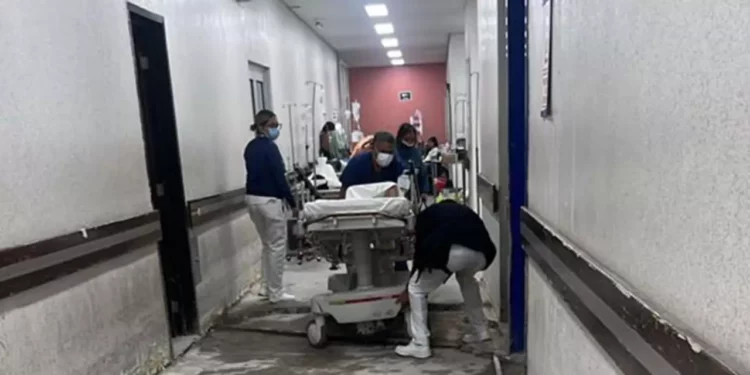Foto: Yadira Sosa // Sin pisos, casi entre escombros y mangueras, así se brinda el servicio en el Hospital Civil.