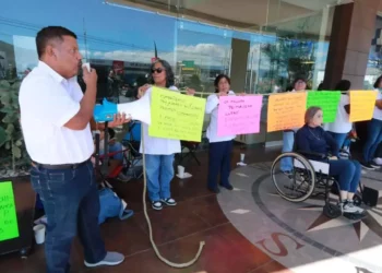 Foto: Adrián Gaytán // Jubilados del Cobao bloquearon ayer las oficinas del sistema en demanda de pagos no realizados por la institución.