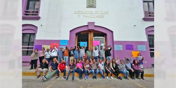Foto: Adrián Gaytán // Los empleados del Poder Judicial del Estado en protesta contra lo que acusan como abusos laborales.