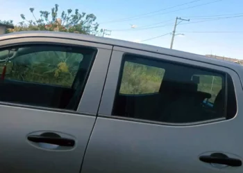 La camioneta es doble cabina, color plateado, con placas de circulación RY2548B.