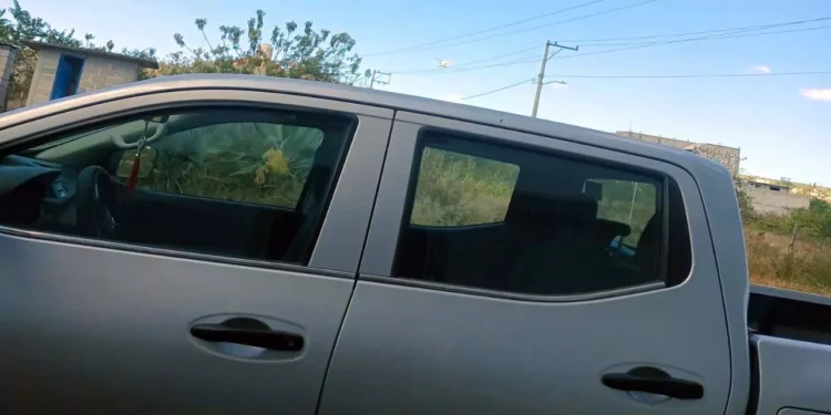 La camioneta es doble cabina, color plateado, con placas de circulación RY2548B.