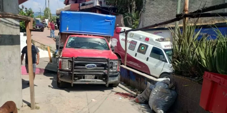 La camioneta se impactó contra la fachada de una carnicería.