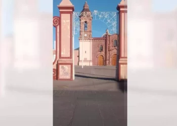 La fachada de la catedral fue vandalizada por dos jóvenes.