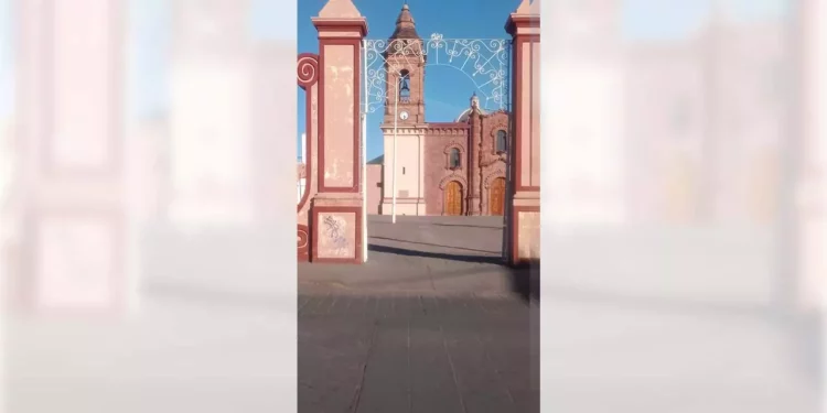 La fachada de la catedral fue vandalizada por dos jóvenes.