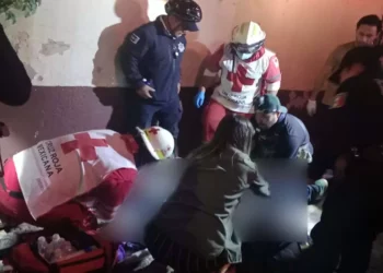 La mujer extranjera fue atendida por paramédicos de la Cruz Roja.