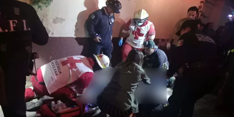 La mujer extranjera fue atendida por paramédicos de la Cruz Roja.