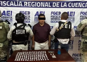 Las autoridades localizaron varias dosis de una sustancia con características similares al “cristal”, además de una pipa de vidrio.