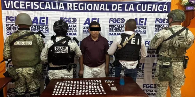 Las autoridades localizaron varias dosis de una sustancia con características similares al “cristal”, además de una pipa de vidrio.