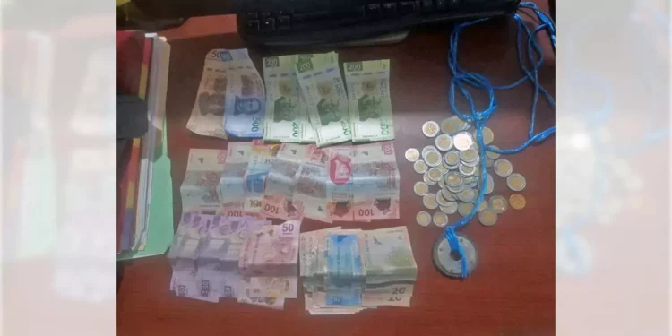 Les encontraron 3 mil 066 pesos en efectivo que sacaron de la alcancía.
