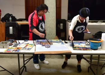 Fotos: Rubén Morales // Los artistas brindaron una demostración de las pinturas en acuarela, mientras que la gente los grababa y prestaba atención al arte en vivo que se estaba realizando.