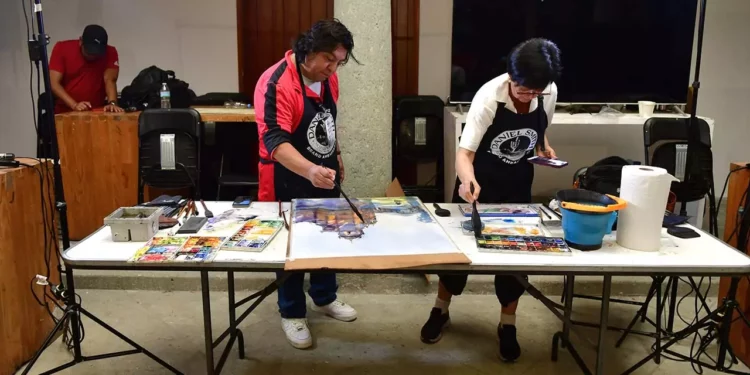 Fotos: Rubén Morales // Los artistas brindaron una demostración de las pinturas en acuarela, mientras que la gente los grababa y prestaba atención al arte en vivo que se estaba realizando.