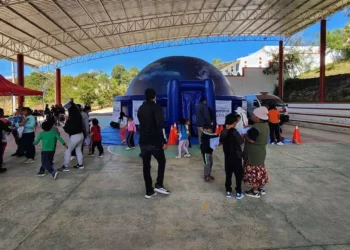 La Caravana del DIF Municipal acerca servicios de salud y aprendizaje a las comunidades más alejadas de Tlaxiaco.
