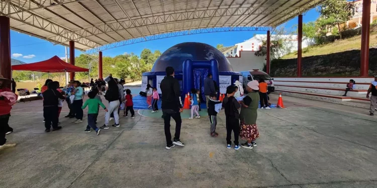 La Caravana del DIF Municipal acerca servicios de salud y aprendizaje a las comunidades más alejadas de Tlaxiaco.