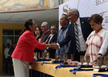 La Psic. Floriselva Castro Cisneros recibió una medalla y estatuilla por tres décadas de servicio en la UABJO.