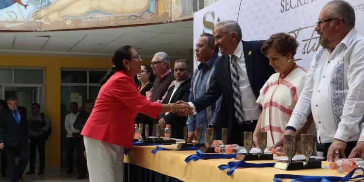 La Psic. Floriselva Castro Cisneros recibió una medalla y estatuilla por tres décadas de servicio en la UABJO.