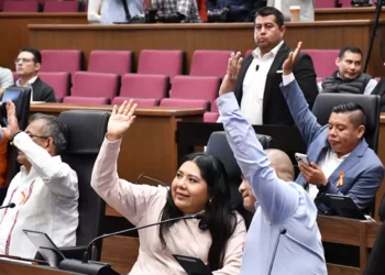 Foto: Congreso de Oaxaca // La bancada morenista en San Raymundo Jalpan. Entre ellos Tania Caballero y Benjamín Viveros, líderesa y ex líder oficialistas.