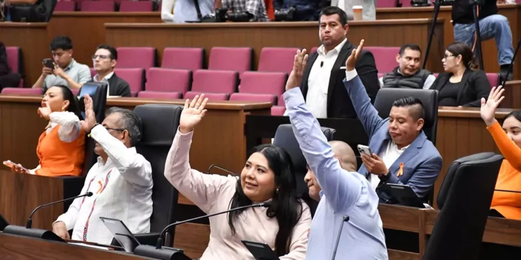 Foto: Congreso de Oaxaca // La bancada morenista en San Raymundo Jalpan. Entre ellos Tania Caballero y Benjamín Viveros, líderesa y ex líder oficialistas.