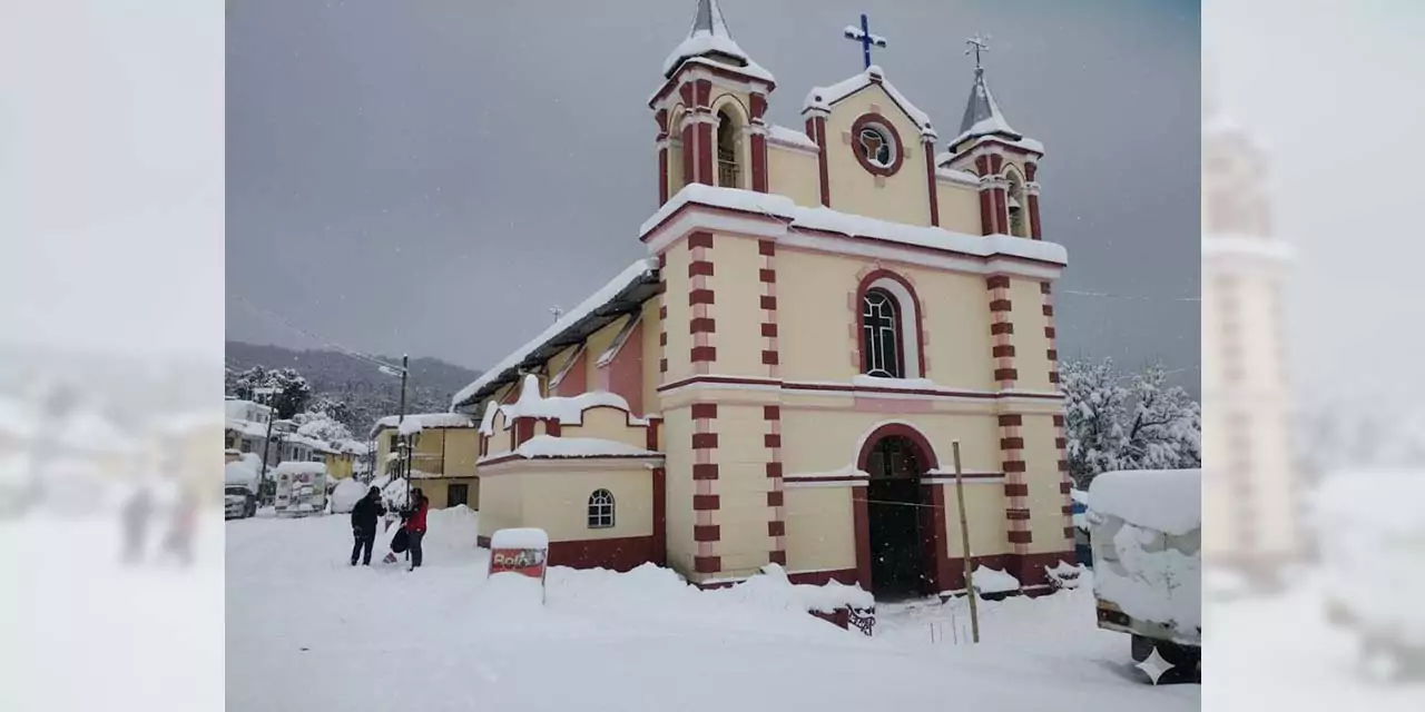 La nieve sobre el templo de San Jerónimo Tecóatl, en la mazateca, editada con herramientas digitales.