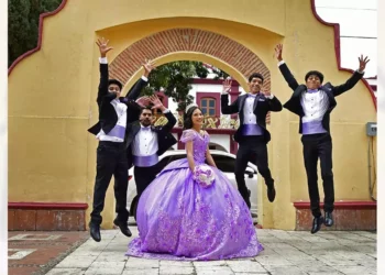 Fotos: Rubén Morales // Los chambelanes acompañaron con entusiasmo a Ximena Salomé en una velada llena de emociones, baile y gratos momentos.