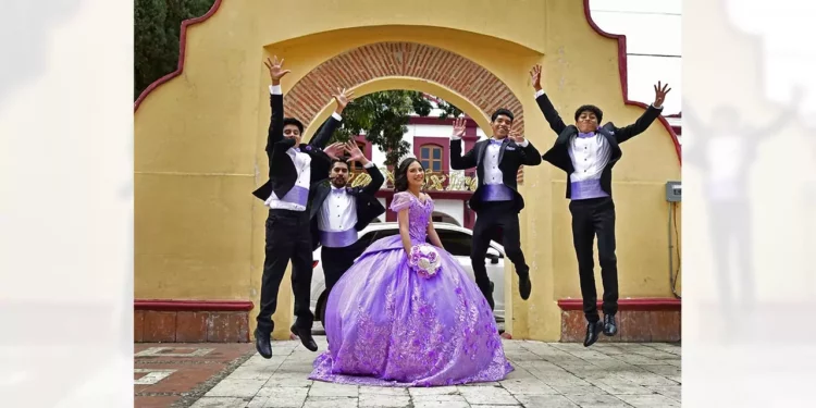 Fotos: Rubén Morales // Los chambelanes acompañaron con entusiasmo a Ximena Salomé en una velada llena de emociones, baile y gratos momentos.