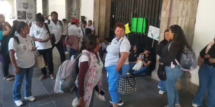 Foto: Jesús Santiago // Los estudiantes no han recibido documentos que avalen sus estudios para poder ejercer.