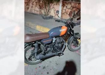 Motocicleta Trazo Razer 150CC. Modelo 2020, color gris con anaranjado, con placas de circulación 71SYZ9.