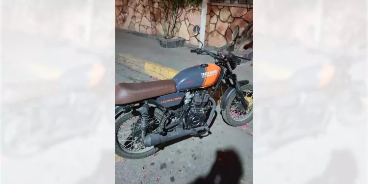 Motocicleta Trazo Razer 150CC. Modelo 2020, color gris con anaranjado, con placas de circulación 71SYZ9.