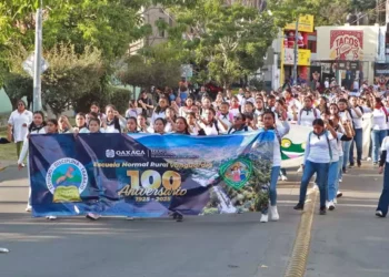 Foto: Jesús Santiago // Marcha de normalistas por el centenario de la Escuela Normal Rural “Vanguardia”.