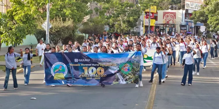 Foto: Jesús Santiago // Marcha de normalistas por el centenario de la Escuela Normal Rural “Vanguardia”.