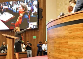 Foto: Congreso de Oaxaca / Maricela Guerrero Arango rinde protesta como nueva titular del Órgano Interno de Control del Congreso.