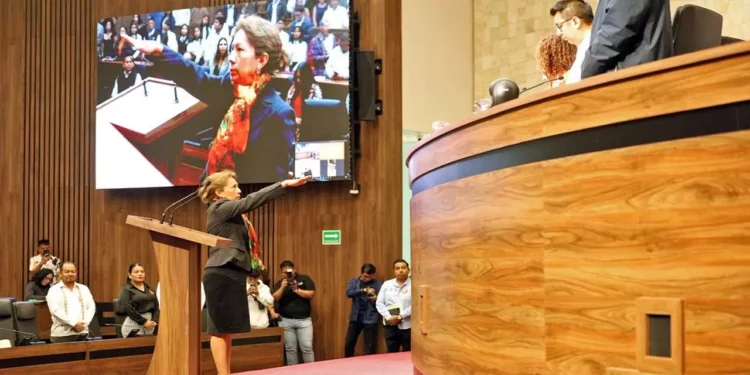 Foto: Congreso de Oaxaca / Maricela Guerrero Arango rinde protesta como nueva titular del Órgano Interno de Control del Congreso.