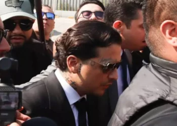 Christian Nodal se libra de vinculación a proceso en caso con Universal Music