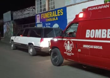 Paramédicos brindaron los primeros auxilios al menor afectado.