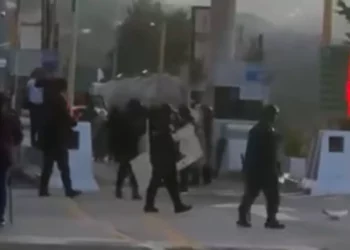 Foto: Tomada de video // Policía estatal desalojó a los manifestantes de San Miguel Tequixtepec.