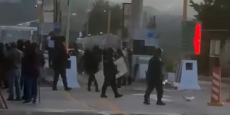 Foto: Tomada de video // Policía estatal desalojó a los manifestantes de San Miguel Tequixtepec.