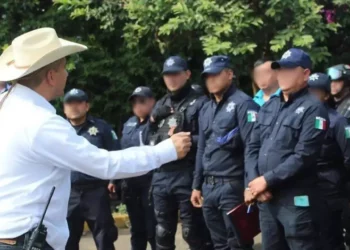 Detienen a siete policías municipales de Uruapan por investigaciones del homicidio del alcalde Carlos Manzo