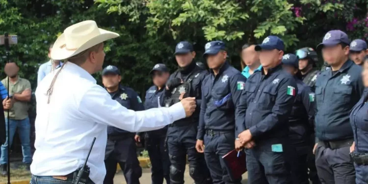 Detienen a siete policías municipales de Uruapan por investigaciones del homicidio del alcalde Carlos Manzo