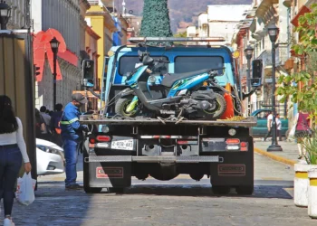Foto: Adrián Gaytán // Policías viales cargan con motocicletas irregulares.