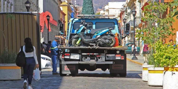 Foto: Adrián Gaytán // Policías viales cargan con motocicletas irregulares.