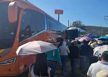 Foto: Cencos 22 // Presencia de manifestantes de la Sección 22 en Teposcolula, durante la visita de Claudia Sheinbaum.