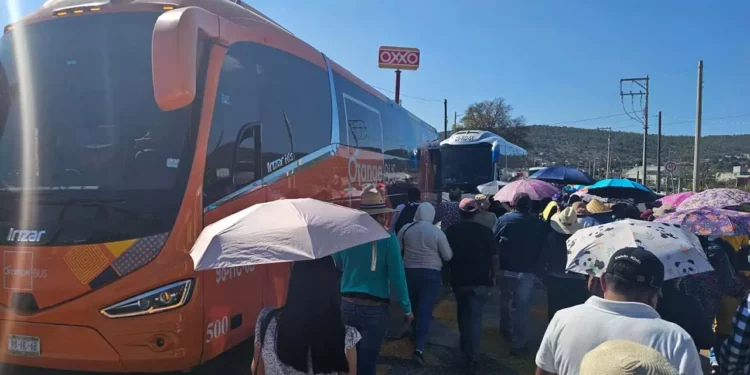 Foto: Cencos 22 // Presencia de manifestantes de la Sección 22 en Teposcolula, durante la visita de Claudia Sheinbaum.