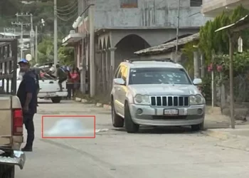 Rafaguearon una camioneta Jeep Grand Cherokee gris, con placas PCR-431-B del Estado de México.