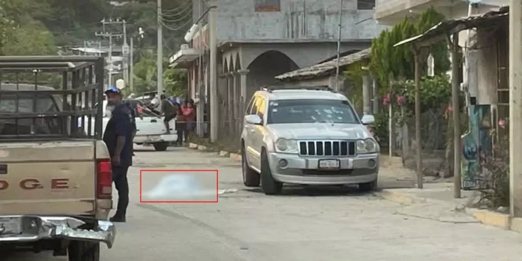 Rafaguearon una camioneta Jeep Grand Cherokee gris, con placas PCR-431-B del Estado de México.