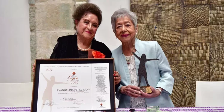 Fotos: Rubén Morales // Reconocieron la trayectoria de la primera micóloga de México, con un emotivo homenaje.