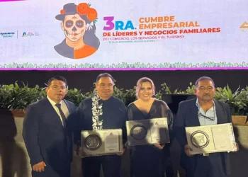 Representantes de negocios familiares de Huajuapan recibieron sus galardones.