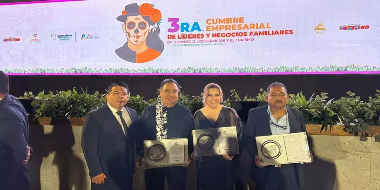 Representantes de negocios familiares de Huajuapan recibieron sus galardones.